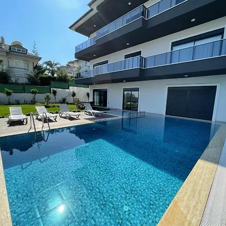 Bahce, Barbeku Ve Cocuk Oyun Parki Olanagi Ve Buyuk Bir Havuzu Olan Genis Aileler Icin Ideal Villa Alanya