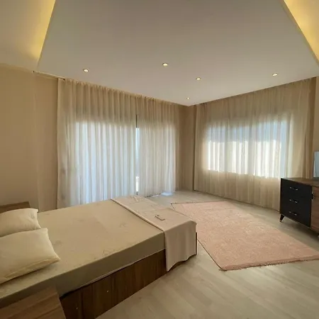 Villa Bahce, Barbeku Ve Cocuk Oyun Parki Olanagi Ve Buyuk Bir Havuzu Olan Genis Aileler Icin Ideal *