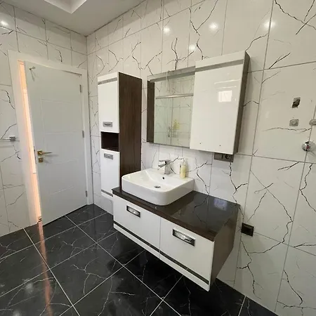 Bahce, Barbeku Ve Cocuk Oyun Parki Olanagi Ve Buyuk Bir Havuzu Olan Genis Aileler Icin Ideal Villa *