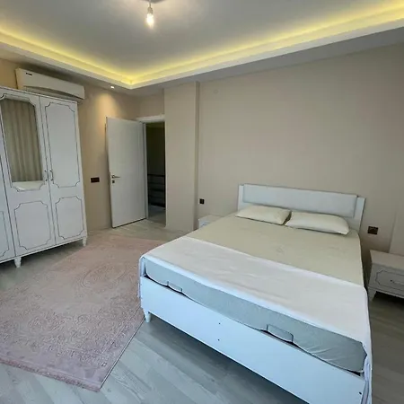 Villa Bahce, Barbeku Ve Cocuk Oyun Parki Olanagi Ve Buyuk Bir Havuzu Olan Genis Aileler Icin Ideal